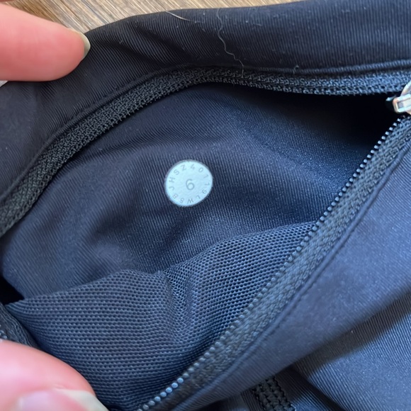 Lululemon Black leggings size 6 7/8 length with pockets - Picture 5 of 5